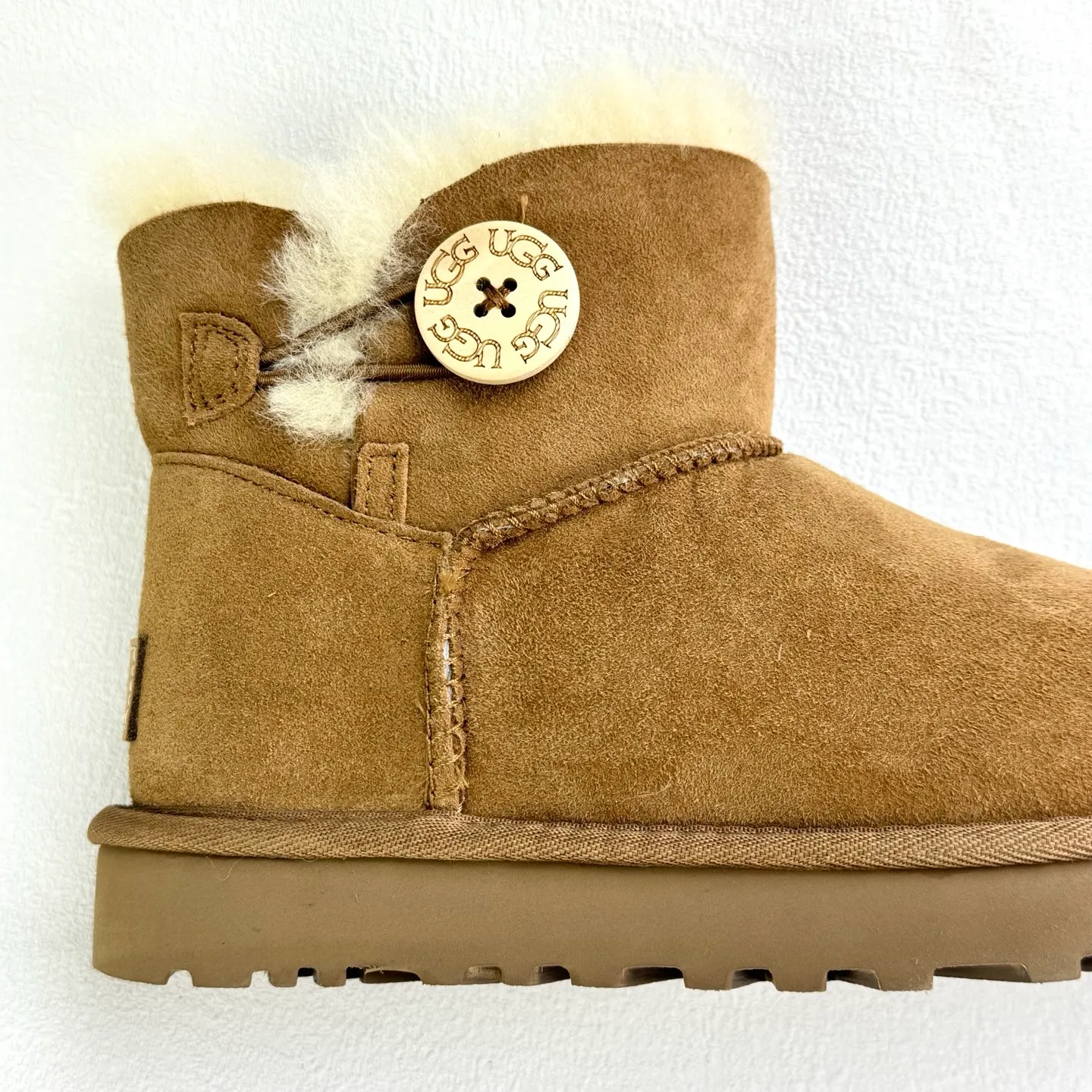 💰400 1016422 UGG KALLEN LACE Mainstream technology in the market: sheepskin and wool integrated. Use Longfeng A-grade sheepskin and wool integrated raw materials. The original leather panel is tanned and filled with fiber. It feels soft and has a uniform color. No further processing or compounding operations are required. Size: 35 36 37 38 39 40